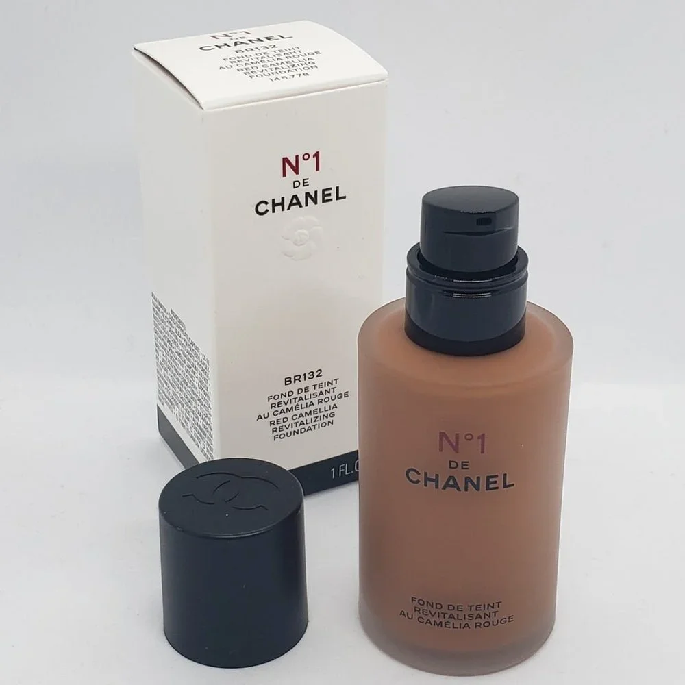 Chanel No.1 de CHANEL Red Camelia Revitalizing Foundation BR132 New